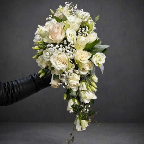 bidermajer od belih ruža sa zelenilom za venčanje