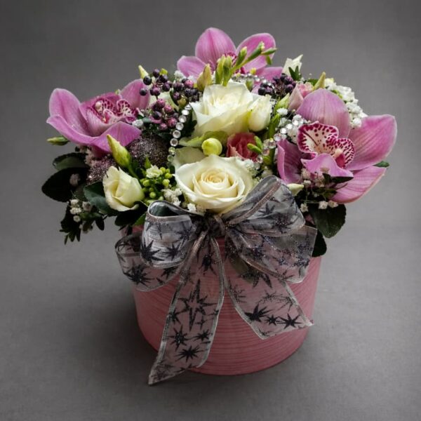 aranžman orhideja i ruža u dekorativnoj kutiji sa mašnom