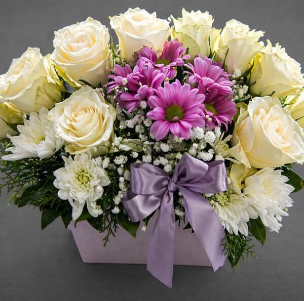 cvetni aranžman bele ruže roze margarete kutija dostava Beograd