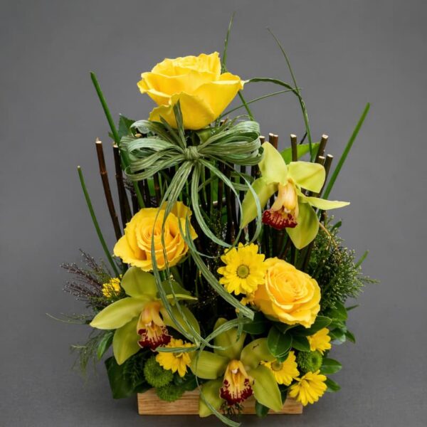 cvetni aranžman žute ruže orhideje dostava Beograd