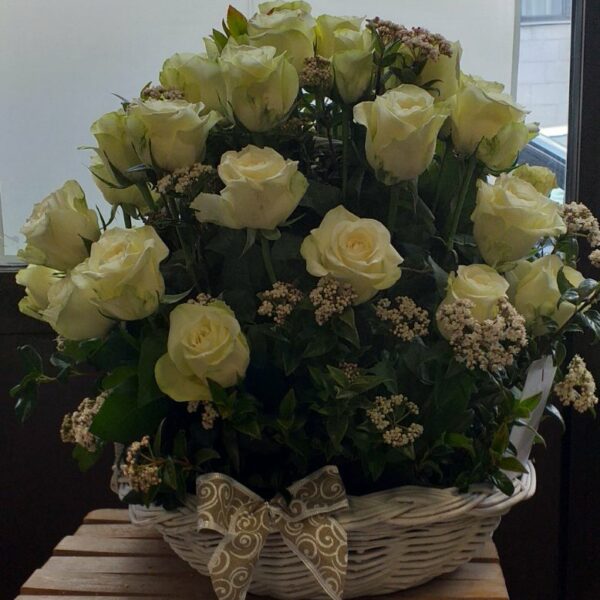 Aranžman br. 250, 51 bela ruža