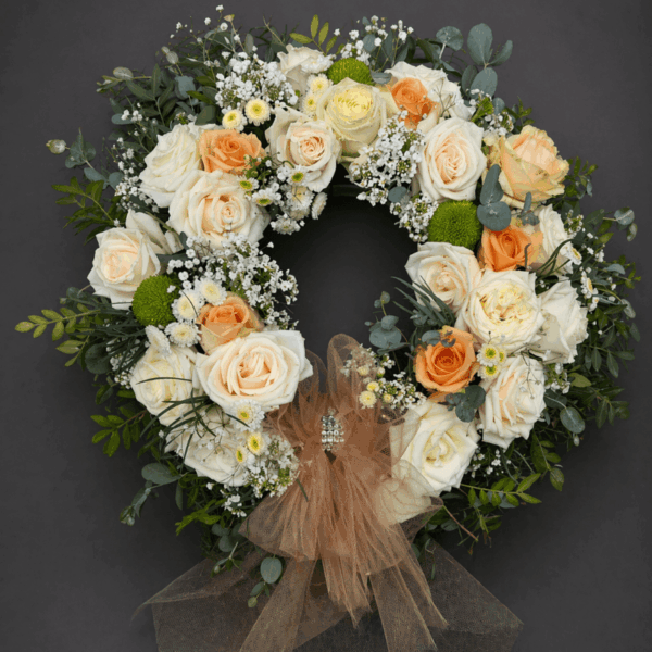 cvetni venac za vrata sa ruzama u krem i breskvastim tonovima