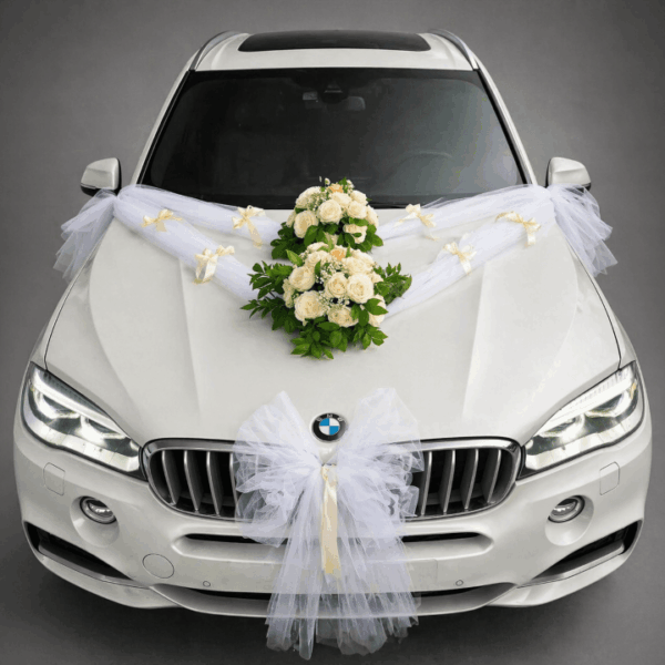 dekoracija automobila za vencanje sa ruzama i tilom