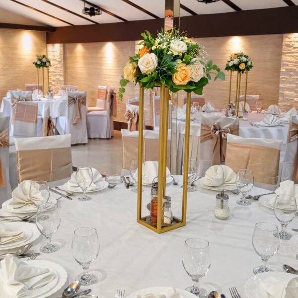 dekoracija stolova za vencanje sa visokim cvetnim aranzmanima