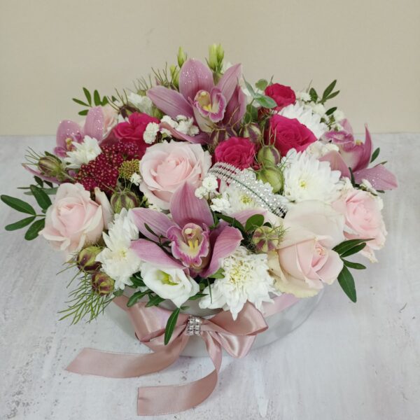 Orhideje, ruže, pistać, zelenilo u plišanoj kutiji sa satenskom mašnom. Aranžman br. 257