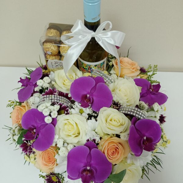 Cvetni aranžman sa Ferrero bombonjerom i vinom Zvonko Bogdan 8 tamburaša. Aranžan br. 256