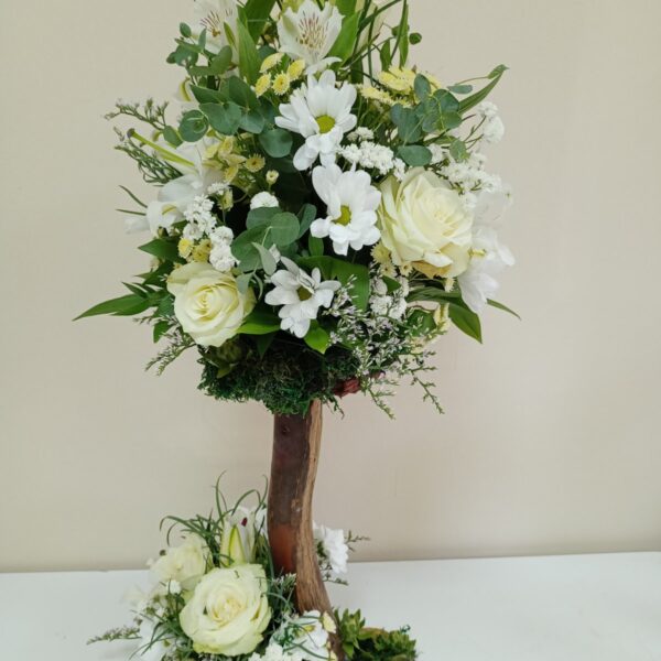 Cveće na drvetu. Ruže, margarete, zelenilo. Aranžman br. 255