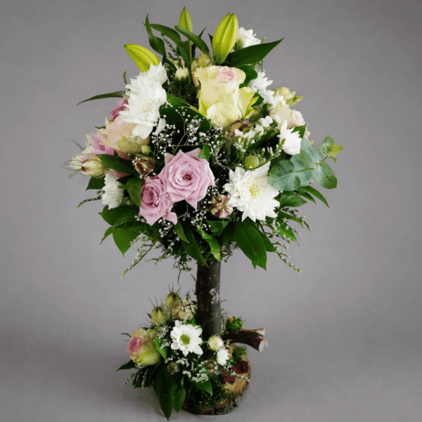 cvetni aranžman na drvetu sa ružama i belim cvećem