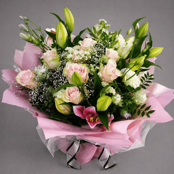 buket sa roze ruzama i belim ljiljanima u elegantnom pakovanju