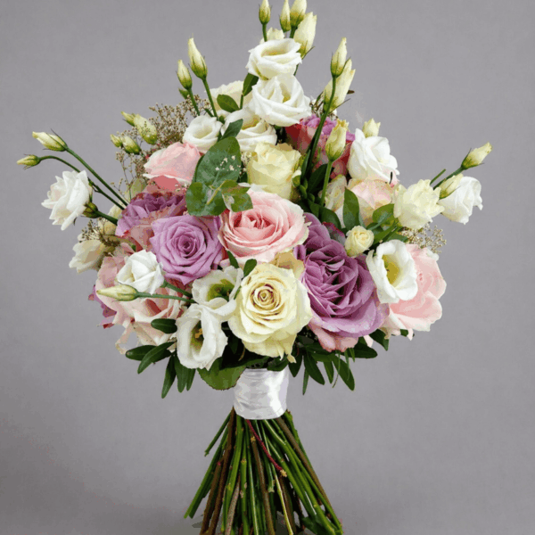 bidermajer buket sa ruzama i lizijantusom u pastelnim bojama