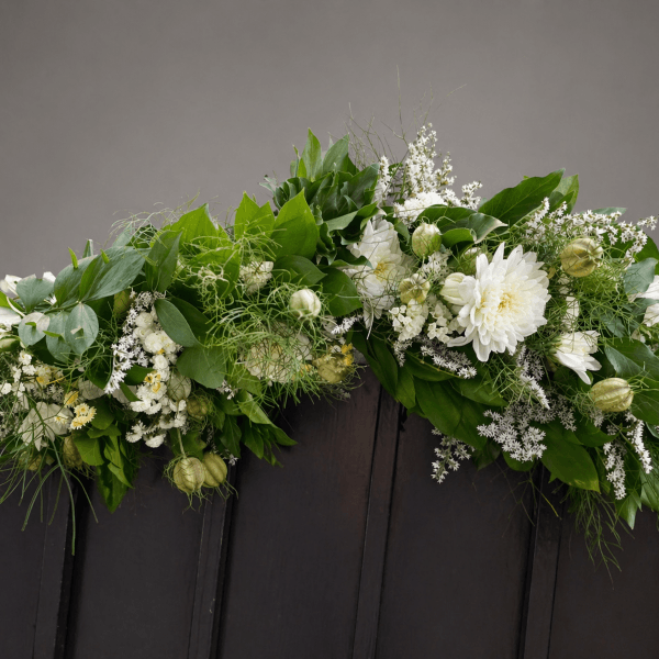 cvetni venac za kapiju sa zelenilom i belim cvecem
