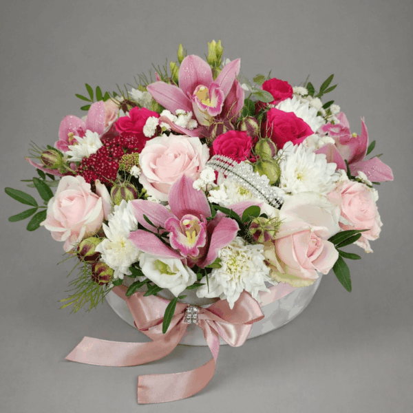 aranžman sa orhidejama i ruzama u roze i belim tonovima