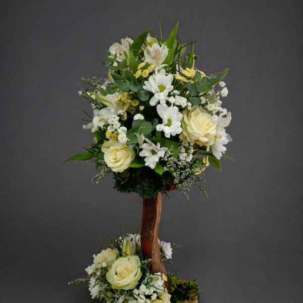 cvetni aranžman na drvetu sa belim ruzama i zelenilom