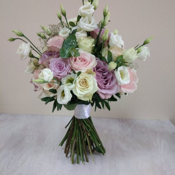 Bidermajer od ruža i lizijantusa br 25