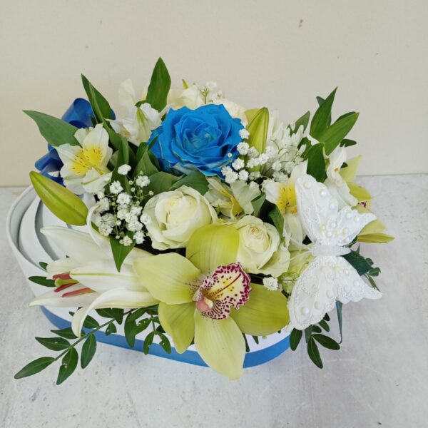 Aranžman kolevka za bebe dečake, ruže, ljiljan, orhideje, zelenilo, meda. Aranžman br. 259