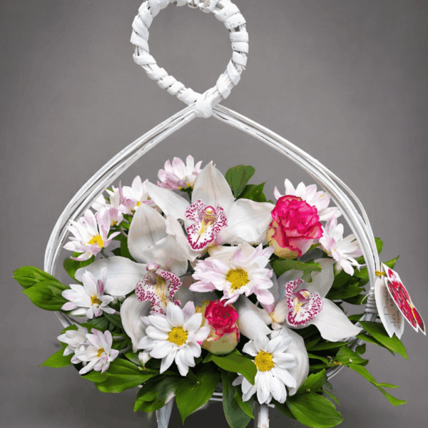 cvetni aranžman sa orhidejama i ružama u beloj korpici