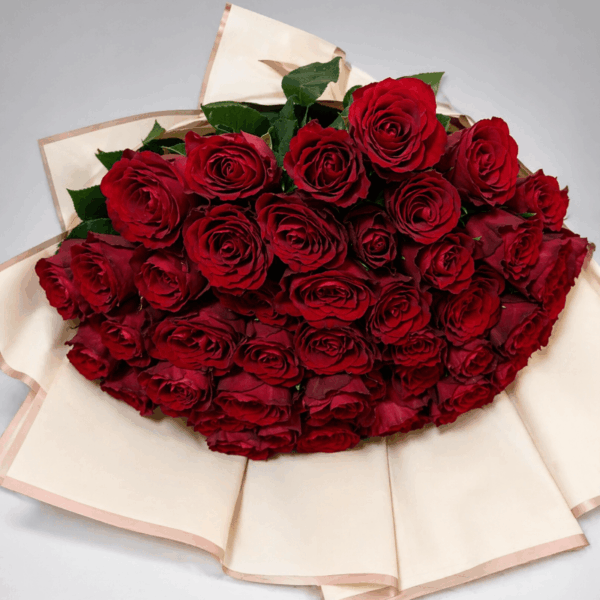 buket crvenih ruža u elegantnom pakovanju