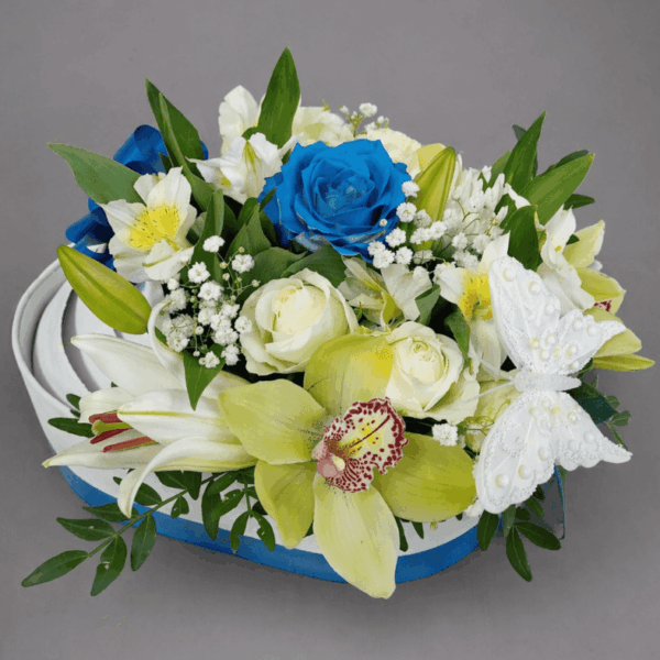 cvetni aranžman kolevka za bebu sa plavom ruzom i belim cvecem