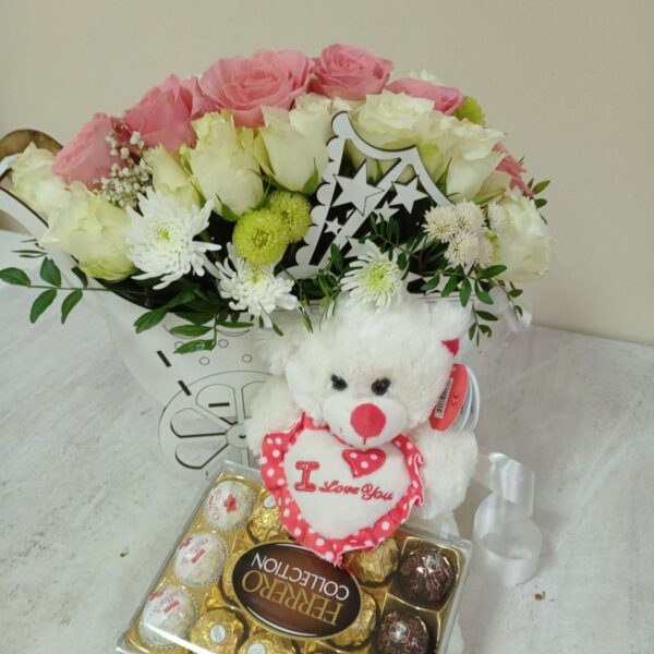 Aranžman kolica za bebe devojčice, ruže, margarete, meda, Ferrero. Aranžman br. 263