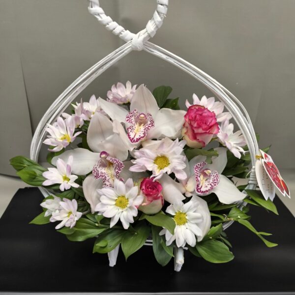 Aranžman ruže, orhideje, zelenilo. Aranžman br. 261