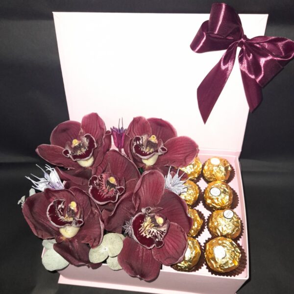 Cvetni aranžman orhideje sa Ferrero bombonama, aranžman broj 265