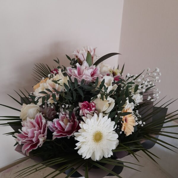 Buket ljiljan, gerberi, ruže, gipsofila u ukrasnom papiru. Buket br. 2012