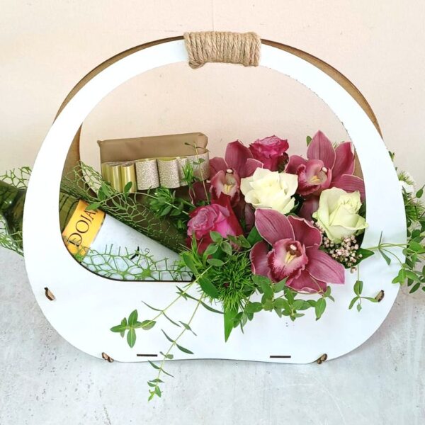 Cvetni aranžman orhideje i ruže sa vinom. Aranžman br. 268