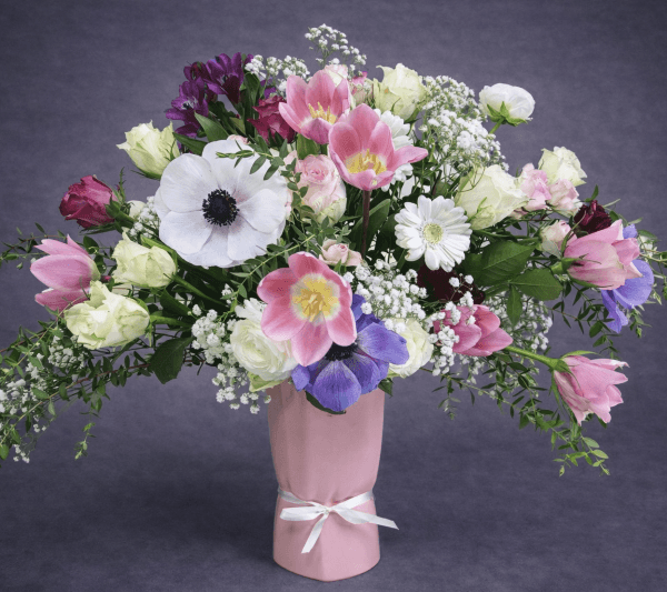 aranžman od mešanog cveća u keramičkoj vazi sa dekorativnim zelenilom