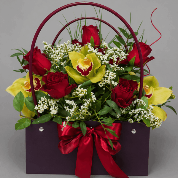 Aranžman sa crvenim ružama i orhidejama u dekorativnoj korpi sa ručkom