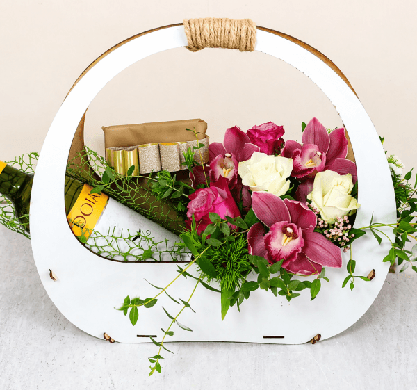 Aranžman sa orhidejama, ružama, vinom Doja i bombonjerom u dekorativnoj kutiji