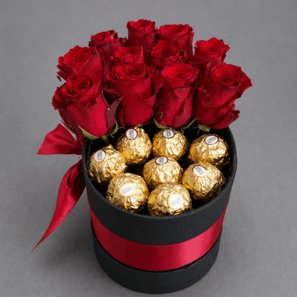 Crvene ruže u kutiji sa Ferrero bombonama i dekorativnom trakom