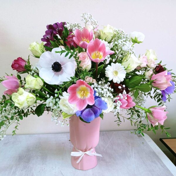 Aranžman u vazi, ruže, anemone, lale, gerberi, alstromerija, gipsofila, eukaliptus. Aranžman br. 269