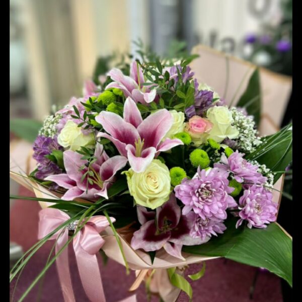 Buket ljiljan, ruže, alstromerije, margarete, kerit, aspidistra. Buket br. 2010