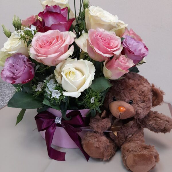 Cvetni aranžman ruže sa zelenilom i plišanim medom. Aranžman br. 270