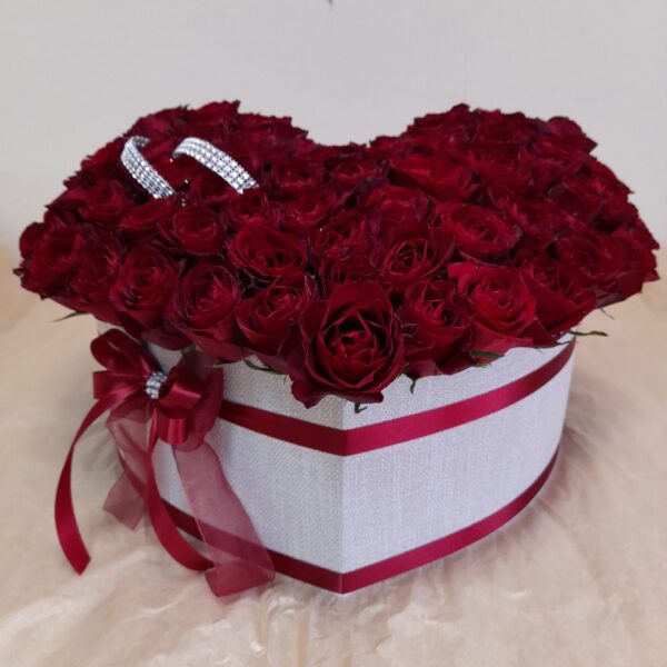 101 ruža u obliku srca besplatna dostava Beograd luksuzni aranžman