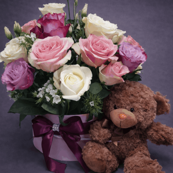 flower box sa ružama i plišanim medom u dekorativnoj kutiji