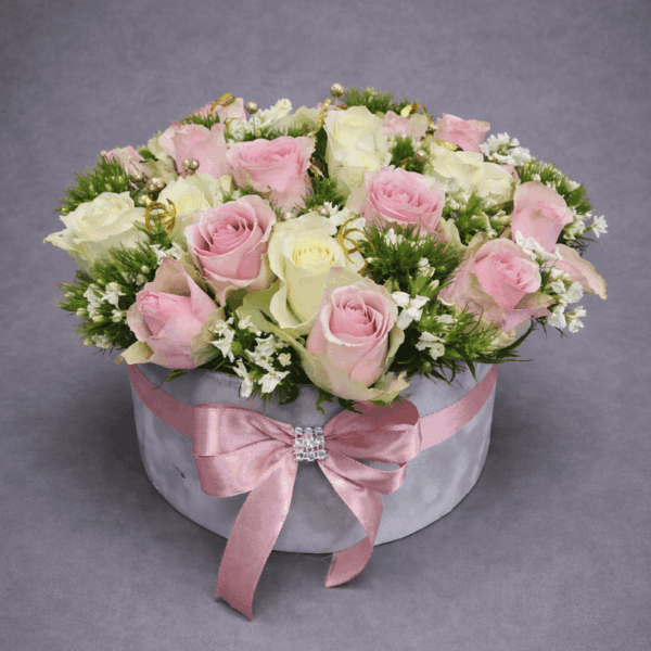 Elegantan flower box sa roze i belim ružama