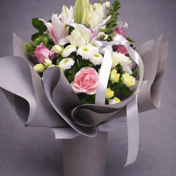 buket sa ljiljanima ružama i hrizantemama u elegantnom pakovanju