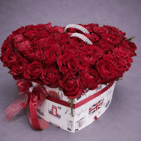 srce od crvenih ruža u dekorativnoj flower box kutiji