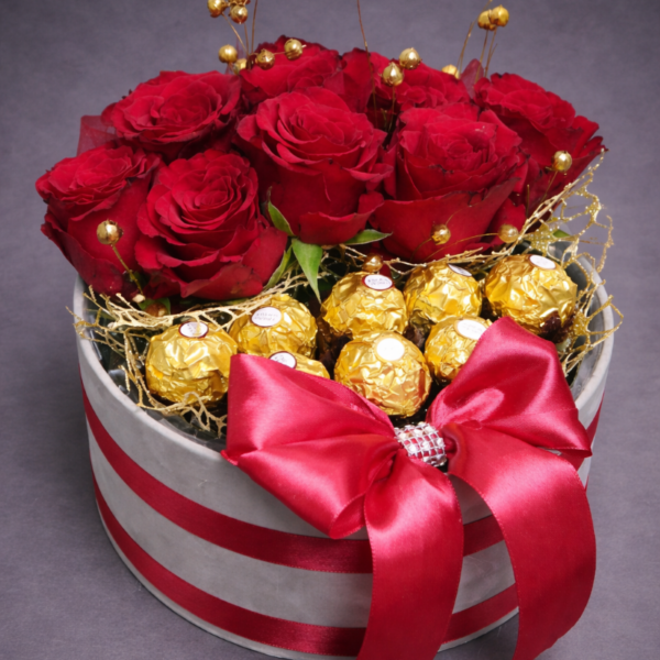 flower box sa crvenim ružama i ferrero čokoladama u dekorativnoj kutiji