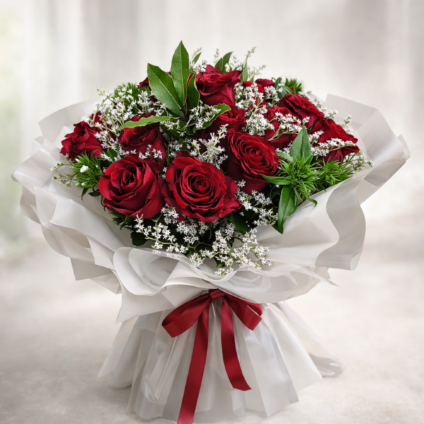 buket od 17 crvenih ruža sa belim dekorativnim cvetovima i elegantnim pakovanjem