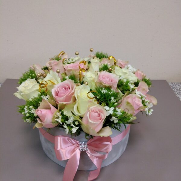 Cvetni aranžman roze i bele ruže u boksu. Aranžman br. 277