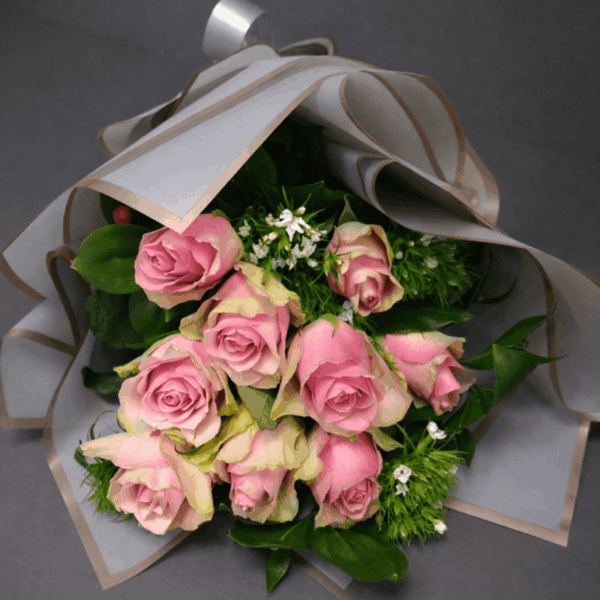 buket nežno roze ruža sa dekorativnim zelenilom i modernim pakovanjem