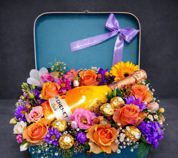 cvetni aranzman sa vinom i ferrero cokoladama u koferu Beograd