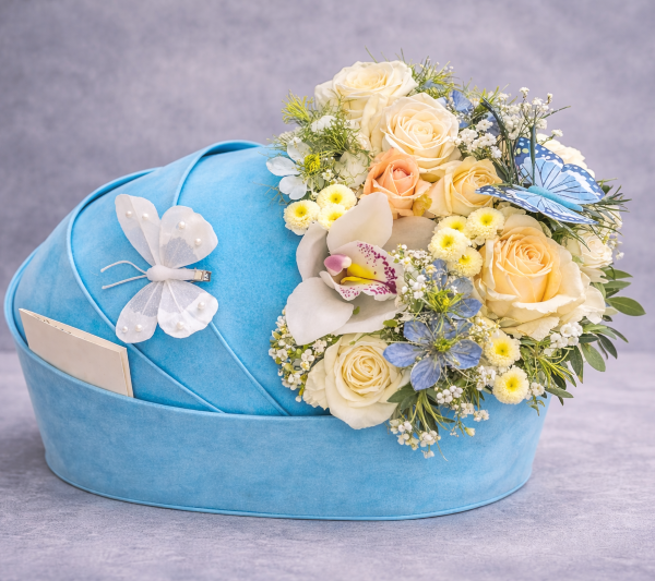 Plava kolevka sa cvećem – poklon za rođenje bebe