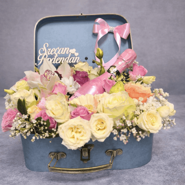 rođendanski aranžman sa cvećem i pićem u dekorativnoj kutiji