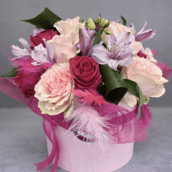 cvetni aranzman sa ruzama i alstromerijom u pink kutiji dostava Beograd