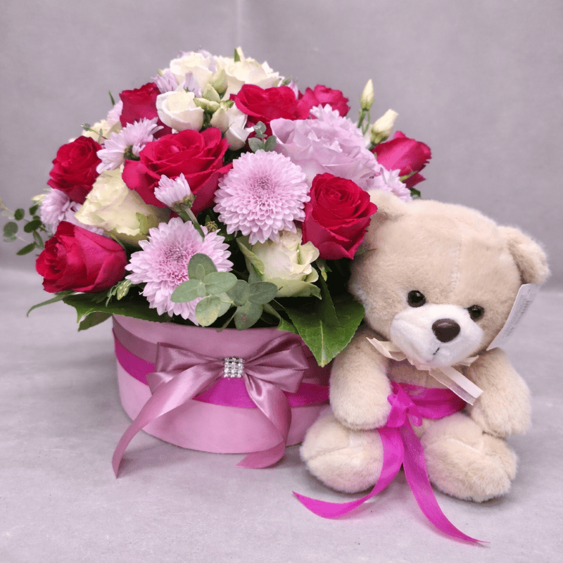 cvetni aranzman sa ruzama i medom u pink kutiji dostava Beograd