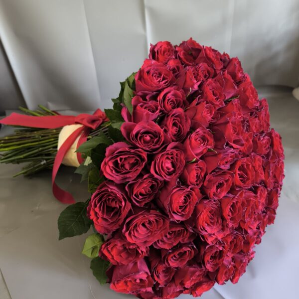 151 ruža buket crvene ruže besplatna dostava Beograd luksuzni buket