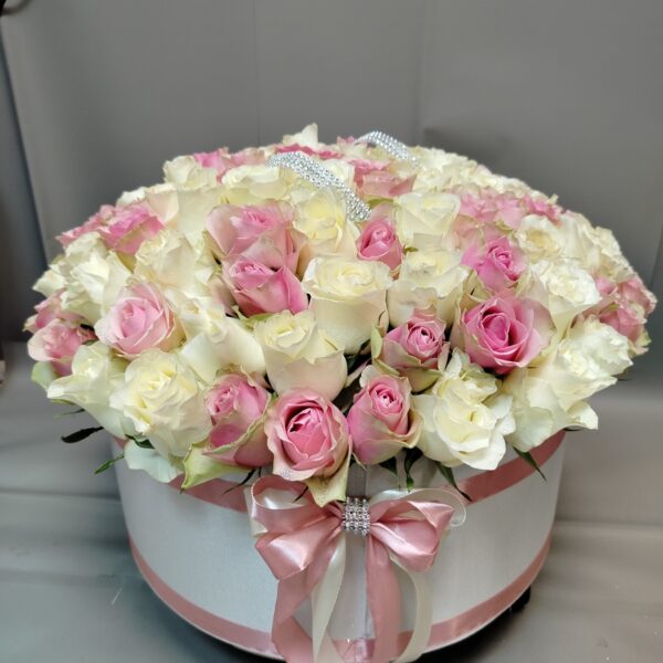 101 ruža roze i bele ruže u kutiji besplatna dostava Beograd luksuzni buket
